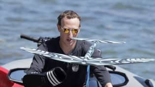 Mark Zuckerberg看到与踝手镯一起冲浪，驱动鲨鱼队“loading=