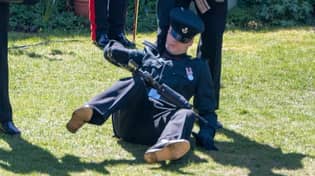 在菲利普亲王的葬礼上，一名士兵手持步枪晕倒＂loading=