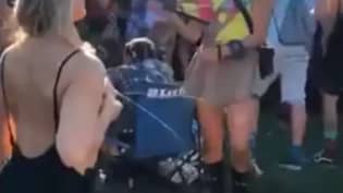 一段奇怪的视频显示，一名女子在节日期间喷洒母乳
