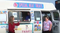 爸爸买了冰淇淋面包车，给他的孩子们唐氏综合症给他的孩子