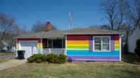 一名男子在Westboro浸信会教堂对面买了一所房子，并在上面画了一面骄傲的旗帜