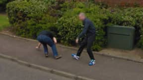 谷歌地图捕获苏格兰街道上的两名男子之间的斗争