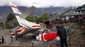 一架飞机在珠穆朗玛峰附近与一架直升机相撞，造成3人死亡
