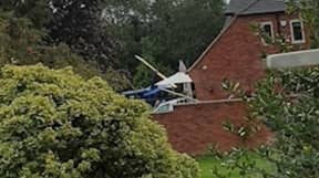 直升机在花园起飞期间翻转到它的一侧