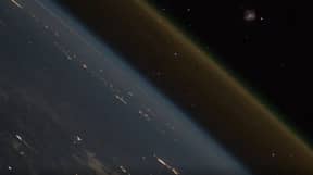 国际空间站的录像镜头显示了地球发射火箭发射的传播