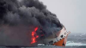运载载有2000辆车价值数百万英镑的船舶捕获火灾和水槽