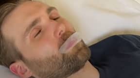 健康专家解释为什么他睡觉时嘴被胶带封住