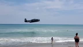 第二次世界大战两架飞机撞到了繁忙的海滩的海边靠近岸边