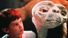 “ E.T.”的明星在“山丘之屋”中，人们正在失去理智