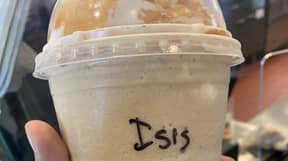 在“isis”写在星巴克咖啡杯'isis'之后的穆斯林女人
