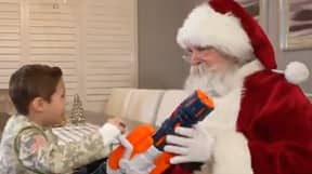 男孩被圣诞老人拒绝了nerf gun给赠款玩具步枪
