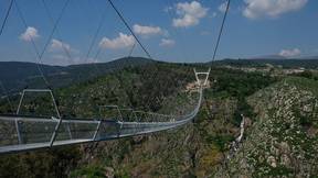 葡萄牙的桥梁允许徒步旅行者交叉175米河峡谷