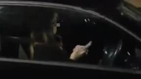 奥迪司机在高速公路上使用电话拍摄，没有手在车轮上