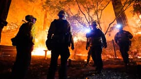 美国乞求澳大利亚消防员帮助他们失去控制野火