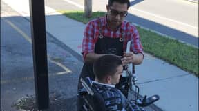 理发师将人的头发剪在外面，因为商店不可用轮椅