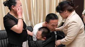 24年后，中国父母与失踪儿子撕裂地团聚