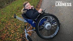 男孩的父母有终端疾病的感谢升降的读者改变的轮椅
