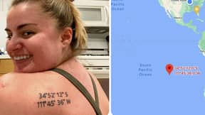 纹身记住假期的女人将坐标坐落在不同的位置