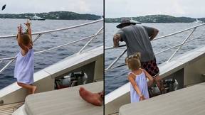 4岁的女孩把爸爸的手机扔到海里因为他用得太多了