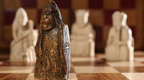 以5英镑卖出的棋子以735,000英镑的价格卖出的国际象棋。