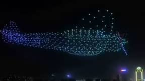 令人难以置信的视频显示，由800架无人机浮在天空中的巨型飞机