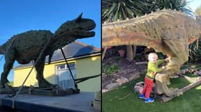爸爸为儿子订购了恐龙，却没有意识到它有20英尺长，而且是由起重机送来的