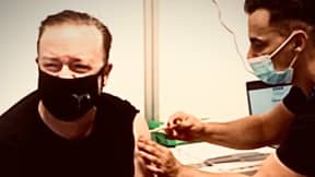 瑞奇·热维斯(Ricky Gervais)接种Covid-19疫苗时，用搞笑的笑话回击反疫苗者