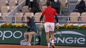 诺瓦克·德约科维奇在法国网球公开赛上撞上边线裁判