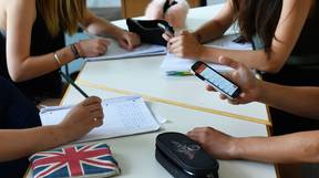 根据新的政府规定，学校可能禁止使用手机