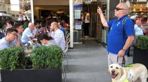 当餐馆拒绝为他服务时，盲人人和导狗留下了“羞辱”