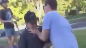 人们分为视频，展示了爸爸殴打一个欺负他儿子的孩子