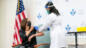 副总统当选人卡马拉·哈里斯在电视直播中接受Covid-19疫苗