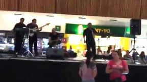 乐队在购物中心洪水时播放泰坦尼克号主题歌曲