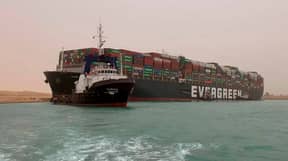 货物船在苏伊士运河中绘制了巨型阴茎