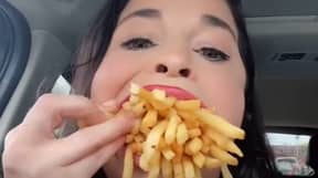 “世界上最大的嘴巴”的女人试图适合大麦当劳的薯条