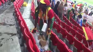 塞内加尔斯和日本粉丝通过清洁体育场庆祝世界杯胜利