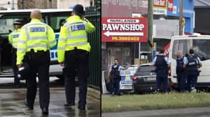 警察巡逻英国清真寺发誓与穆斯林一起“站在一起”