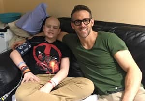 Ryan Reynolds向小伙子致敬，他失去了癌症战斗
