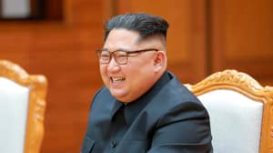 俄罗斯电视台被告被指控的Kim Jong-联合国微笑着拍摄图像