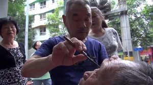 在中国的理发师一直在剃掉人们的眼球超过四十年