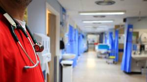 危机中的制度：去年没有成千上万的护士离开NHS