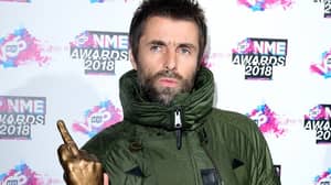 Liam Gallagher在赢得Godlike Genius奖后，在一三天的弯道上去了