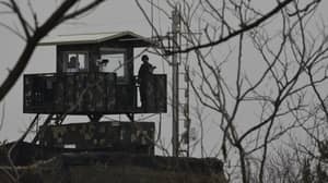 朝鲜前盖族人跳跃安全围栏，进入韩国