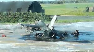 机械师在不小心开火后摧毁了F-16战斗机