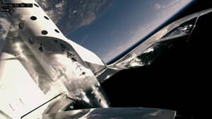 惊人的镜头显示，维珍银河飞行员飙升到太空
