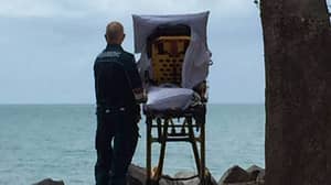 澳大利亚护理人员将绝症的病人带到海滩，以实现她垂死的愿望