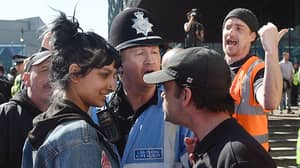 令人难以置信的'蔑视'女人，微笑在EDL抗议者的女人的照片变得病毒