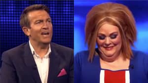 Anne Hegerty Dons Ginger Spice Union Junch连衣裙为'追逐'圣诞节特别