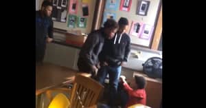 少年在撞到老师后被淘汰