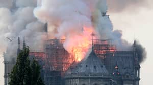 大火在巴黎的巴黎圣母院突破
